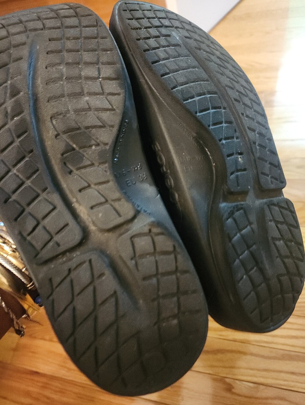OOFOS Oolala Black Women's Recovery Flip Flop Sandals - Picture 6 of 7